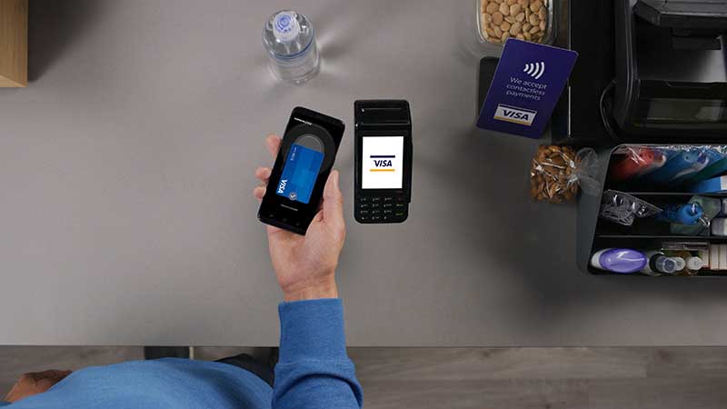 samsung-convenience-800x450 Customer paying his purchase via Samsung pay on his phone.